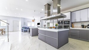 Coffee/tea maker, fridge, microwave, oven - Family Home 9 Pax Smart TV Central Beach Coffee AC (Valencia)