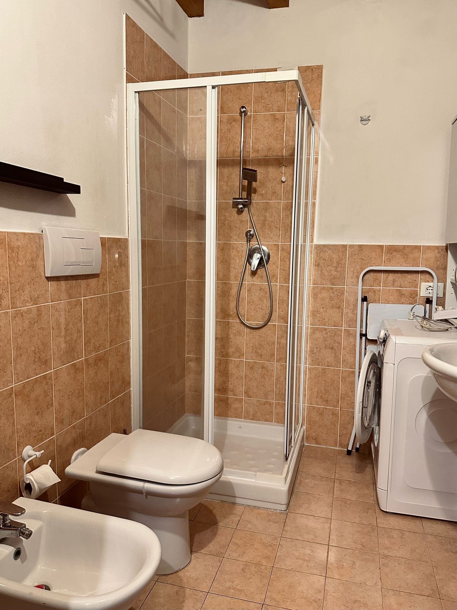 Dusche, Bidet, Handtücher, Seife