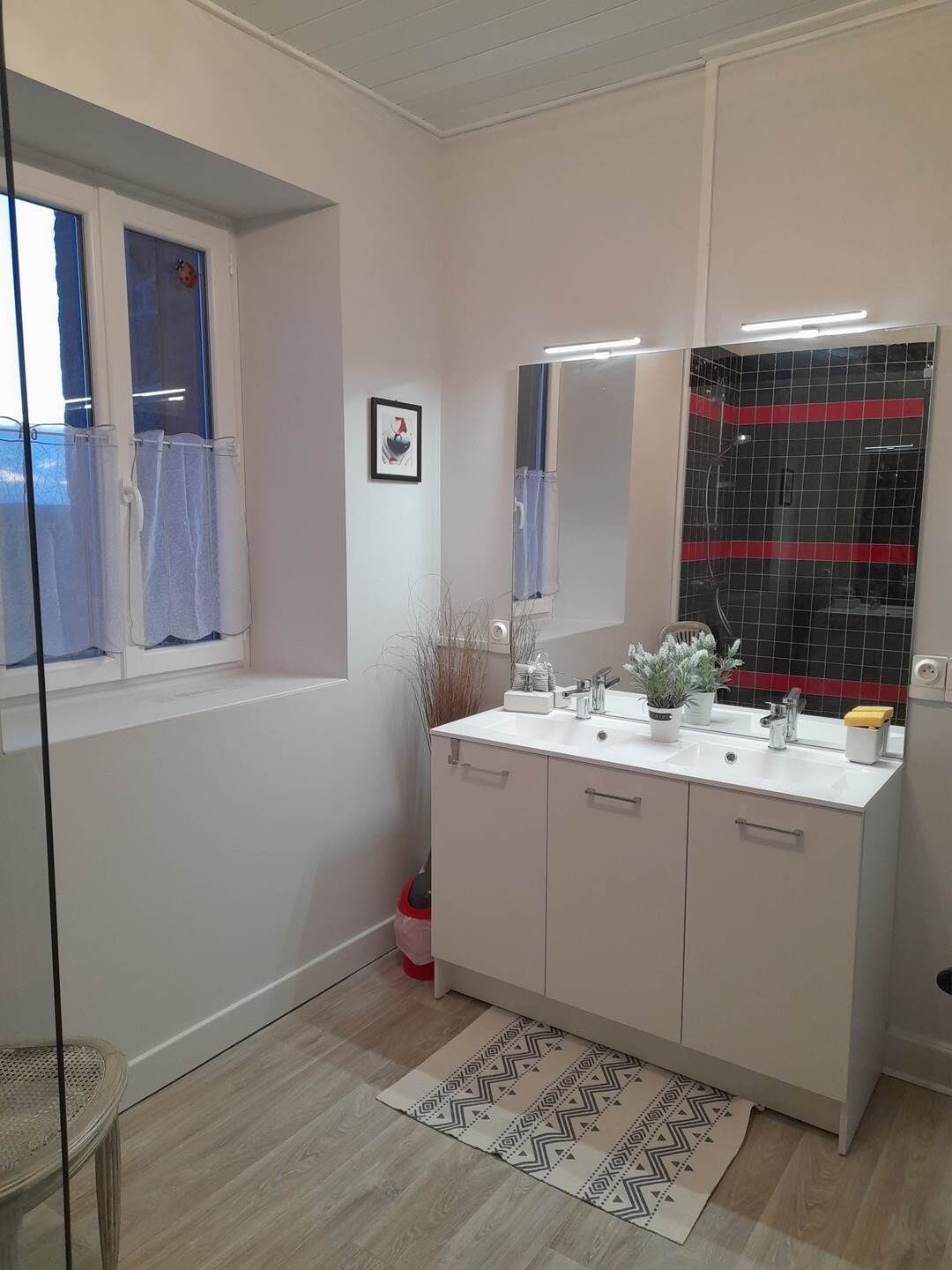 Bruser, hårtørrer, Sæbe, Toiletpapir