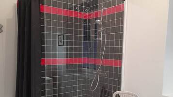 Dusj, hårføner, såpe og toalettpapir