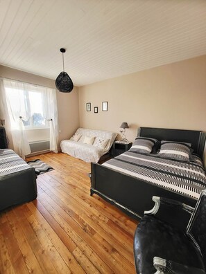 5 dormitorios, tabla de planchar con plancha, cuna de viaje y wifi