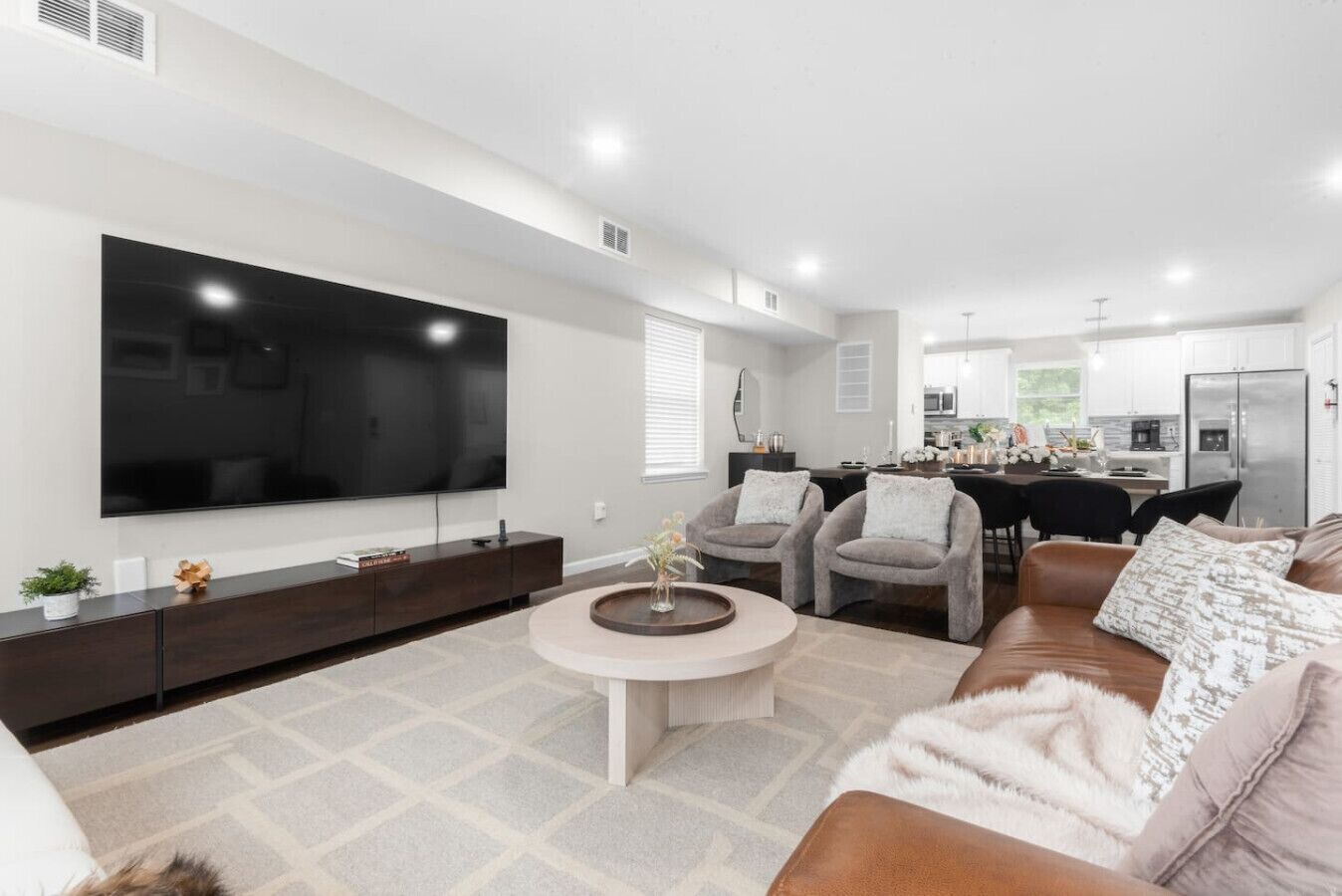 Smart-tv, videospelletjes, een tafeltennistafel en boeken