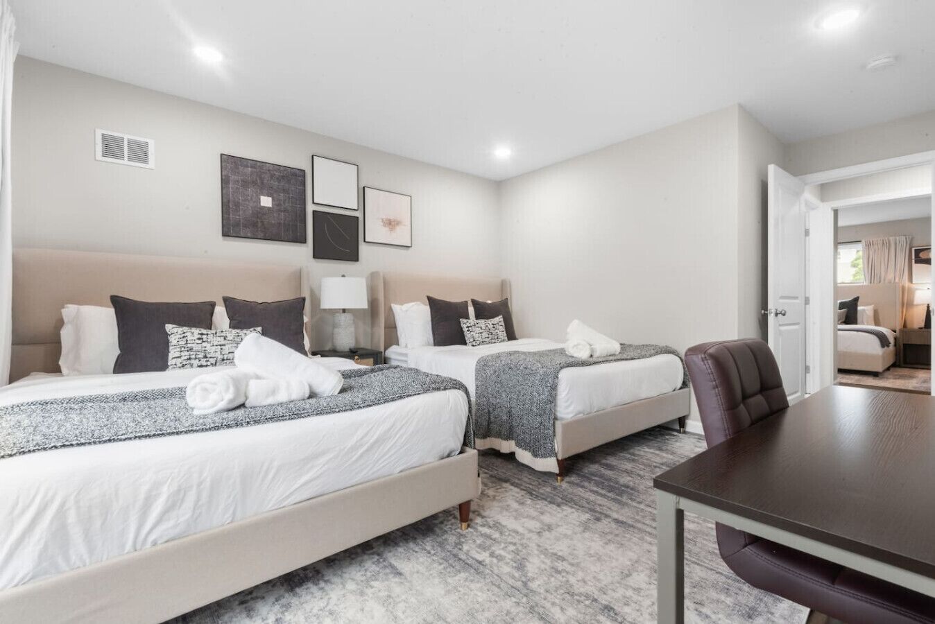 Caja de seguridad en la habitación y escritorio 