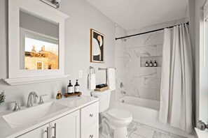 Secadora de cabello, bidet, toallas, jabón