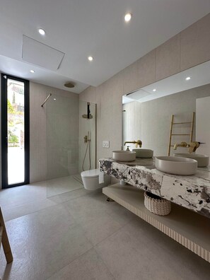 Hårføner, håndklær og toalettpapir