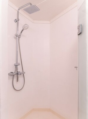 Douche, sèche-cheveux, bidet, serviettes fournies