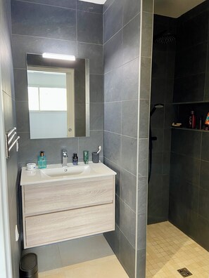 Shower, hair dryer, towels, toilet paper - New house with 3 bedrooms, including a master suite, air conditioning, near tramway. (Eysines)