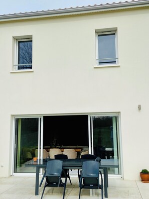 Outdoor dining - New house with 3 bedrooms, including a master suite, air conditioning, near tramway. (Eysines)