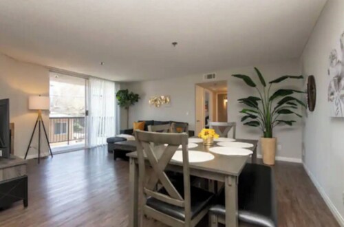 2BR Hollywood Apt w/ Rooftop Pool & Stunning Views