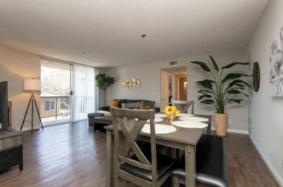 2BR Hollywood Apt w/ Rooftop Pool & Stunning Views