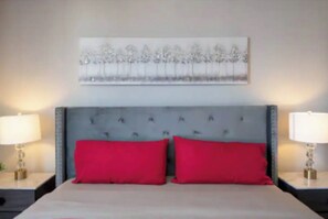 2 bedrooms, iron/ironing board, WiFi, bed sheets - 2BR Hollywood Apt w/ Rooftop Pool & Stunning Views (Los Angeles)