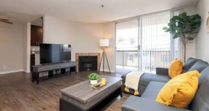 2BR Hollywood Apt w/ Rooftop Pool & Stunning Views