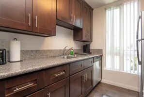 Private kitchen - 2BR Hollywood Apt w/ Rooftop Pool & Stunning Views (Los Angeles)