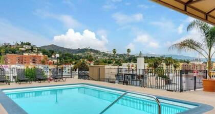 2BR Hollywood Apt w/ Rooftop Pool & Stunning Views