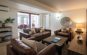 Smart TV, chimenea, tenis de mesa y libros 