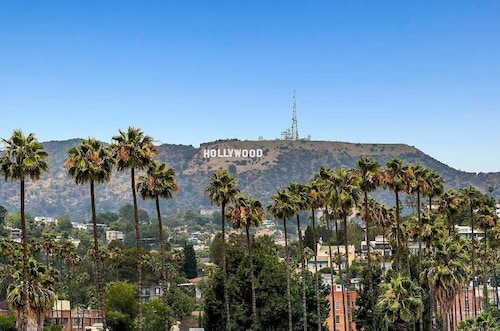 2BR Hollywood Apt w/ Rooftop deck & Stunning Views