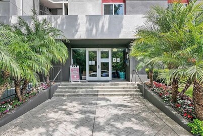 2BR Hollywood Apt w/ Rooftop Pool & Stunning Views
