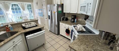 Kylskåp, mikrovågsugn, ugn och spishäll