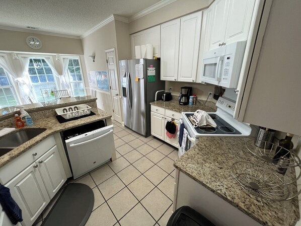 ثلاجة، ميكروويف، فرن، موقد طهي مسطح