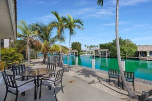 Outdoor dining - Charming 3 Bedroom Half-duplex with Dockage and Cabana Club! (Key Colony Beach)