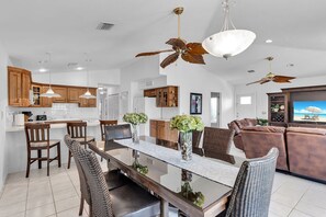 Dining - Charming 3 Bedroom Half-duplex with Dockage and Cabana Club! (Key Colony Beach)