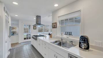 Microwave, oven, stovetop, coffee/tea maker