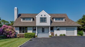 Exterior - Traditional-style home with private pool, sweeping back deck, grand lawn,... (Water Mill)