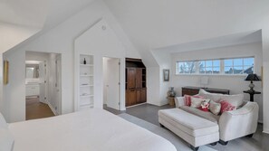 4 bedrooms, iron/ironing board, Internet, bed sheets - Traditional-style home with private pool, sweeping back deck, grand lawn,... (Water Mill)