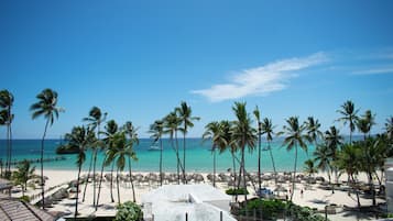 Bãi biển riêng, cát trắng, nhà lều trên biển, dù trên bãi biển