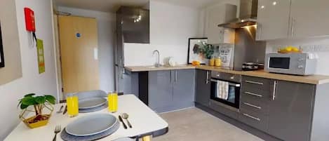 Apartment, 3 Bedrooms, Non Smoking | Private kitchen