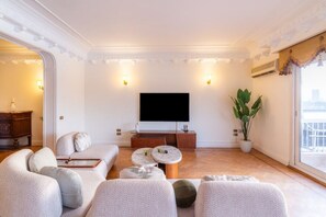 Smart TV, fireplace