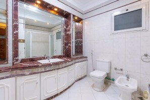 Asciugacapelli, asciugamani, sapone, carta igienica