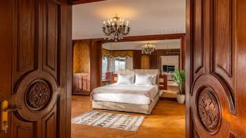 4 bedrooms, desk, WiFi, bed sheets