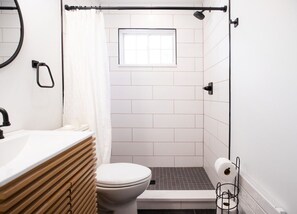 Een douche, een haardroger, handdoeken, zeep