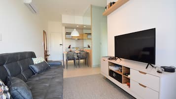 Apartamento | Zona de estar | Una televisión