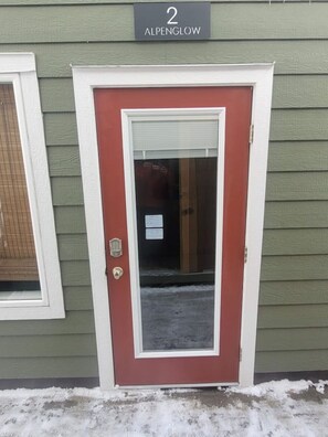 Exterior detail - Fresh Studio Apartment in Central Rossland (Rossland)