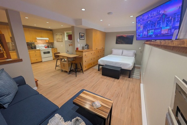 Freshly remodeled, efficient, centrally located bachelor-studio apartment that sleeps 3. Queen-sized bed, and a comfy twin-sized pull-out sofa. Full kitchen and bath with all the amenities, including an in-unit washer and dryer. High-speed wifi, secure
