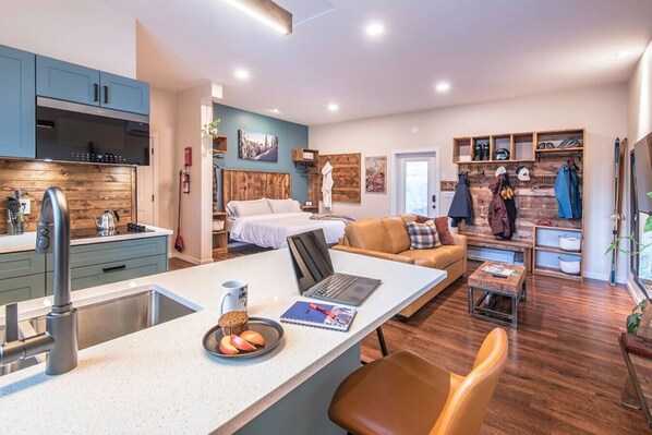 Smart TV, books - Sparkling NEW Rossland Midtown Studio Apartment (Rossland)