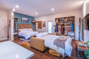 1 bedroom, desk, free WiFi, bed sheets - Sparkling NEW Rossland Midtown Studio Apartment (Rossland)