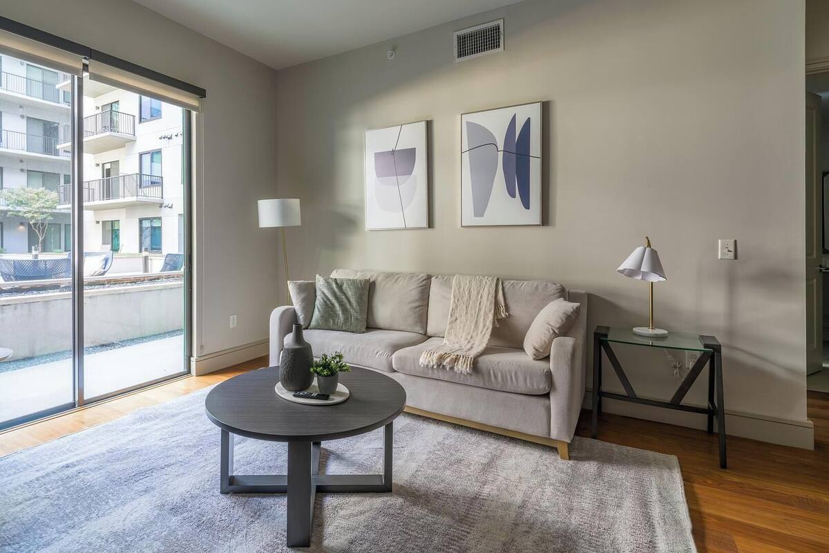 Standaard appartement, 1 slaapkamer | Woonruimte | Een 40-inch televisie met digitale zenders