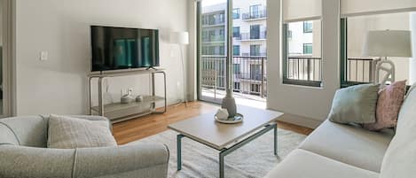 Appartement, 2 slaapkamers | Woonruimte | Een 40-inch televisie met digitale zenders