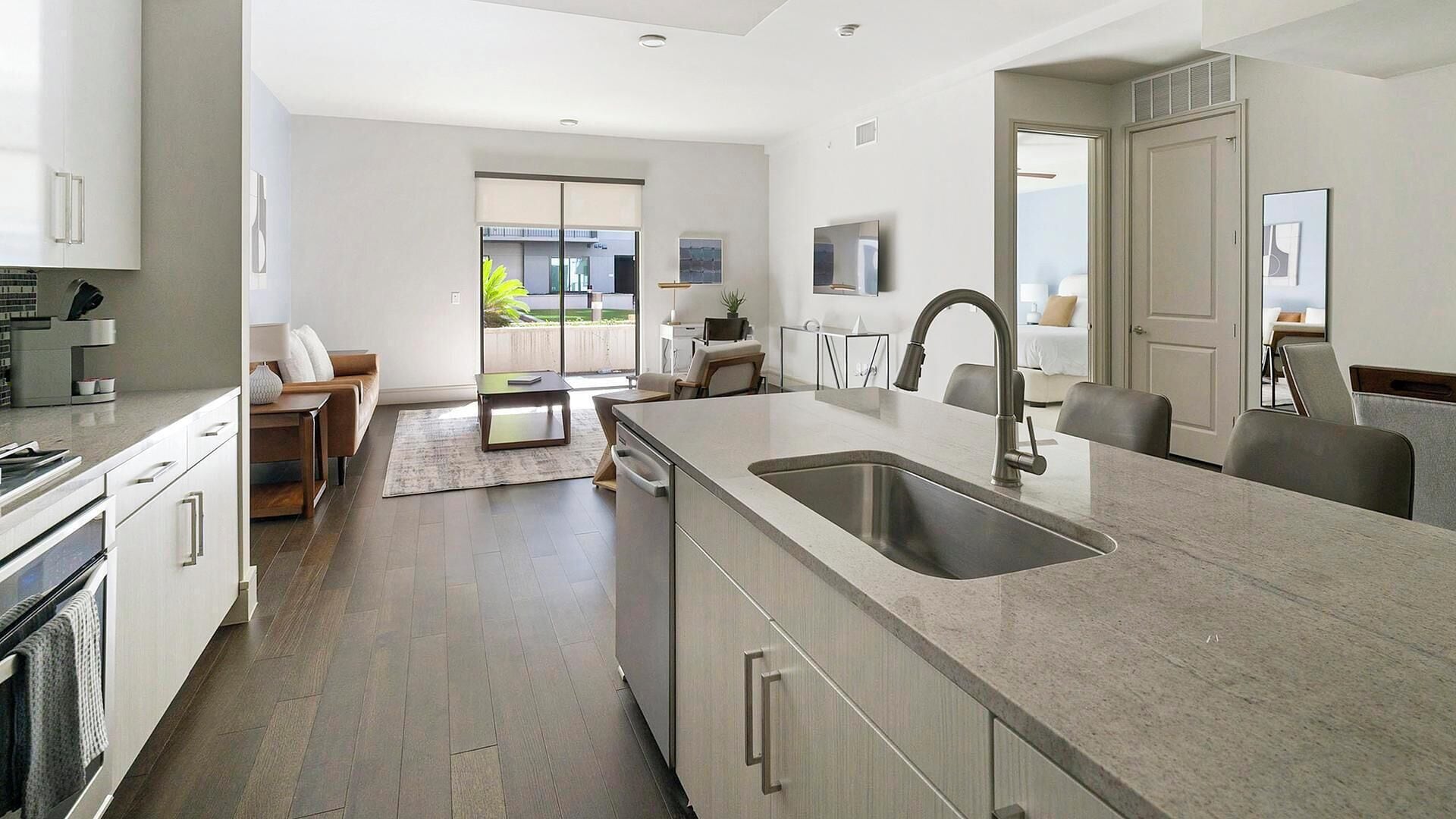 Appartement (1 Bedroom) | Cuisine privée | Réfrigérateur grande capacité avec congélateur, four à micro-ondes