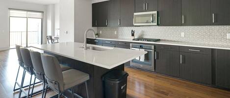 Refrigerador con freezer, microondas, horno, placa de cocina