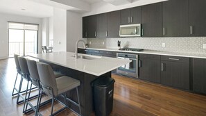 Apartment (3 Bedrooms) | Private kitchen | Full-size fridge, microwave, oven, stovetop