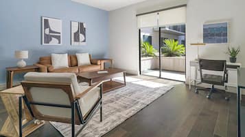 Leilighet (1 Bedroom) | Oppholdsområde | En 40-tommers TV med digitale kanaler