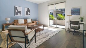 Appartement (1 Bedroom) | Woonruimte | Een 40-inch televisie met digitale zenders