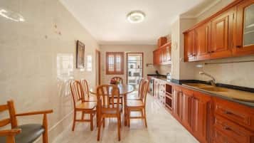 House, 4 Bedrooms | Dining