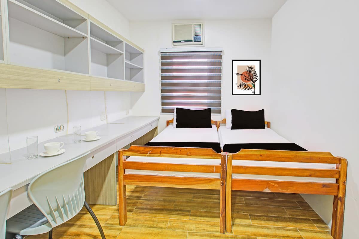 Escritorio, wifi gratis y ropa de cama 