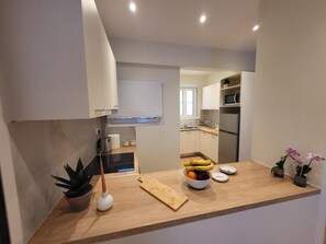 Refrigerador, horno, placa de cocina, cafetera/tetera