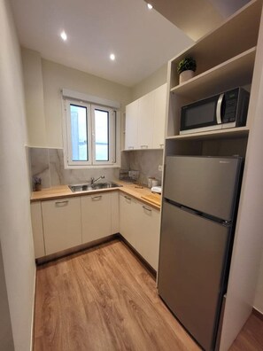 Kühlschrank, Ofen, Herdplatte, Wasserkocher mit Kaffee-/Teezubehör